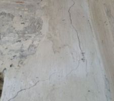 La fissure du pillier de la porte d'entree