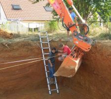 Implantation des fondations de la cave à l'aide d'un fil à plomb improvisé