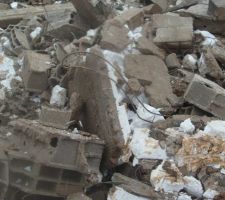 Tas de gravas, apr&egrave;s d&eacute;molition de l'ancienne maison