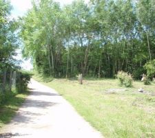 Voici n&ocirc;tre chemin, le terrain est sur la droite