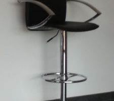 Voilà les tabourets sont arrivés meme si le plan du bar n est pas encore fini !!!