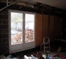 Une porte fenetre provisoire pour acceder au jardin