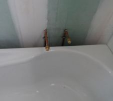 Installation (sortie de l'eau) en cuivre de la baignoire