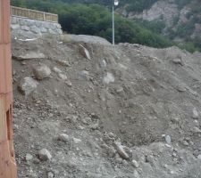 Manque un mur qui soutient le chemin d'accès au garage