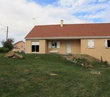 Vue sur l'entr&eacute;e et le chemin d'acc&eacute;s en cours de construction.prochaine &eacute;tape achat de gravier rose ou blanc , pose des plaques en "nid d'abeille" pour retenir le gravier