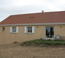 Vue de la fa&ccedil;ade arri&egrave;re avec la terrasse.normalement la terrasse devra &ecirc;tre en bois l'ann&eacute;e prochaine! notre terre v&eacute;g&eacute;tale est &eacute;tal&eacute;e sur tout le terrain.