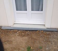Caniveau de 2metres devant la porte fenêtre du salon.