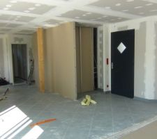 Chambre presque terminée avec vue du placard d'entrée