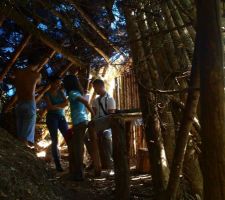 Et pendant que les parents bricolent, le fils construit dans la montagne.