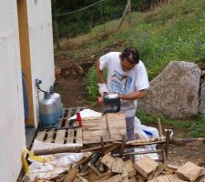 Le "bucheron" au travail avec une tronçonneuse électrique.