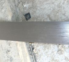 Frise dans douche assortie &agrave; la fa&iuml;ence beige et marron