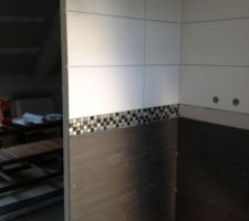 Carrelage mural c&ocirc;t&eacute; douche dans la salle de bain parentale