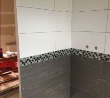 Carrelage mural et fa&iuml;ence termin&eacute;s c&ocirc;t&eacute; douche, reste les joints