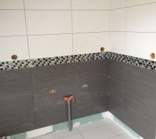 Carrelage mural et fa&iuml;ence termin&eacute; c&ocirc;t&eacute; vasques, reste les joints