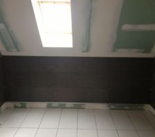 Carrelage au sol termin&eacute; dans la salle de bain parentale. 
Carreau en 30X60 comme sur le mur.