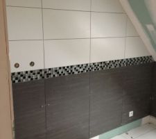 Carrelage mural 30X60 gris sur la partie basse et blanc mat sur le haut le tout surlign&eacute; par une mosa&iuml;que brillante pour refl&eacute;ter la lumi&egrave;re.