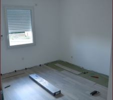 Pose du parquet en cours dans la chambre d'amis