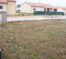 Face Avant de la maison pour futur allée gravillonnée