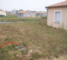 Face Avant de la maison pour futur allée gravillonnée