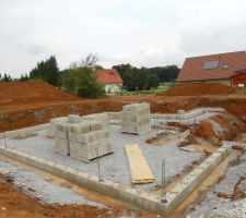 Premier rang d'agglos du vide sanitaire