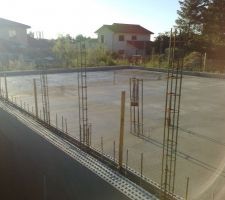 Le coulage de tout le plancher est terminé ( on voit plus loin la partie coulé en dernier , béton séché !!)