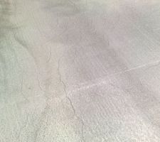 Malgré l'utilisation de la de cire après coulage du béton , les fissures sont là!!