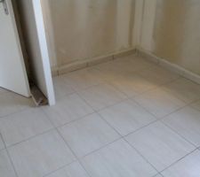 Remplacement de la moquette de la chambre par du carrelage (45x45), et ajout d'une cloison pour faire un placard.