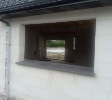 Appui de fen&ecirc;tre. tout simplement superbe.
 les ma&ccedil;ons ont fait un super boulot!!!!