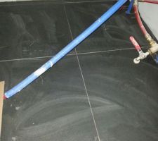 D&eacute;but de la pose du carrelage dans le cellier pour poser la chaudi&egrave;re