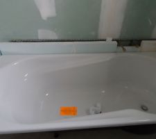 Mur en pl&acirc;tre derri&egrave;re baignoire