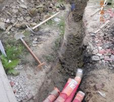 La tranch&eacute;e pour les raccordements ERDF - PTT et Eau est presque termin&eacute;e!