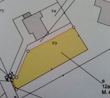 L'espace qu'il y a entre notre terrain (en jaune) et la maison des voisins (en gris) est de 4,50m (appartient au voisins)
