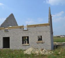 Vue arrière.
Porte coulissante coté salon
Fenêtre cuisine
Fenêtre cellier
En haut double velux : un sur une chambre l'autre sur salle de bain, la 3ième chambre aura un velux simple.