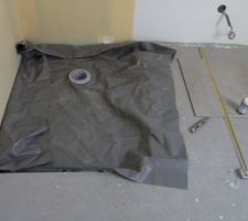 Debut de la pose de l'etancheite de la douche