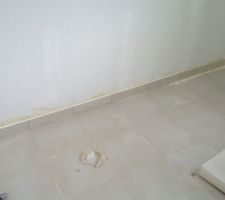 Colle carrelage qui remonte jusqu'à 10cm sur les murs.