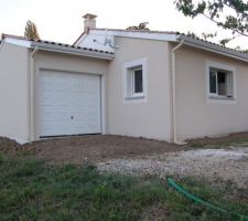 Mise à niveau de la terre devant le garage. il en manque encore!!