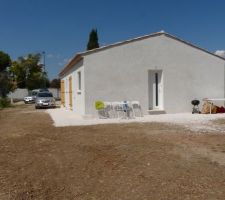 Remise en place des terres et gravier blanc de protection