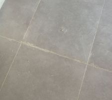 Le fameux joint de dilatation...
Si le silicone s'enlève, il devrait être discret