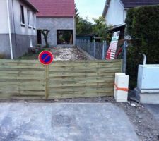 Boitier electrique en place, le branchement publique est fait !
