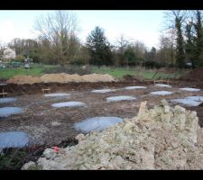 Mise en place des pieux parce que le terrain est un peu humide