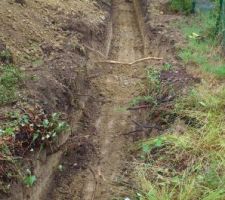Une bien longue tranchée - 60 m - pour amener l'eau, l'électricité et l'assainissement au bout du terrain.