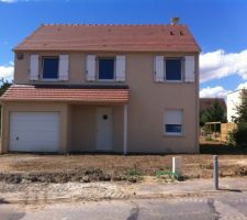 La terre devant la maison a été mise à niveau