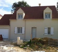 Jaune Touraine Clair

On se demande juste où est passée la gouttière à l'angle du garage (elle y était sur la photo de Benjamin).... comme une autre d'ailleurs côté jardin...