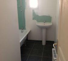 Salle de bain petite je m'en suis rendue compte une fois dedans sur le plan elle me paraissait correct
Pose des radiateurs sanitaires baignoires lavabo évier