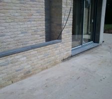 Pose des seuils en pierre de Soignies.