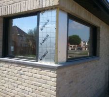 Pose des seuils en pierre de Soignies.