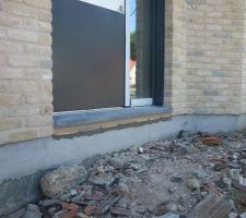 Pose des seuils en pierre de Soignies.