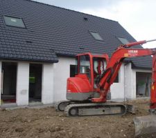 La mini pelle devant la maison