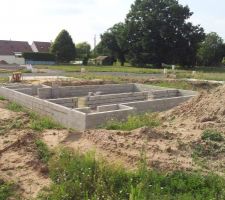 Vide sanitaire de la maison vu de l'arri&egrave;re de la maison