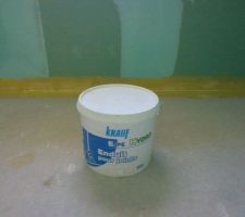 L'enduit pour joint (vert) dans les pièce d'eau (visible derrière le pot)